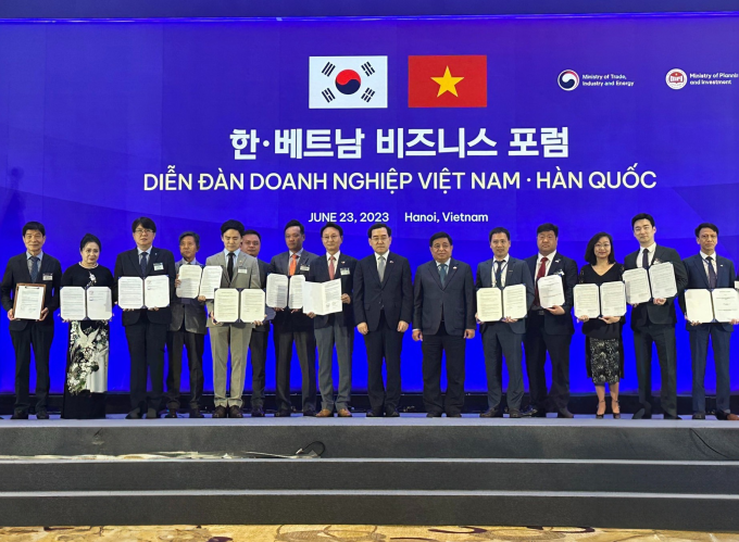 The leaders of Vietnam and Korea, and many businesses from both countries gathered at the Vietnam-RoK Business Forum last Saturday. Photo courtesy of Asong.